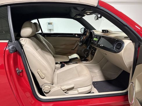Used 2013 Volkswagen Beetle Turbo 60's Edition FWD image 20
