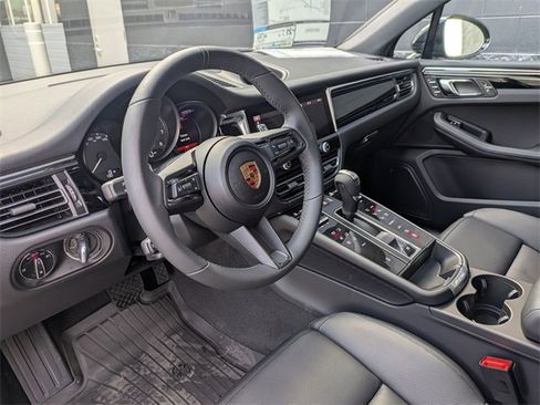 Used 2025 Porsche Macan image 4