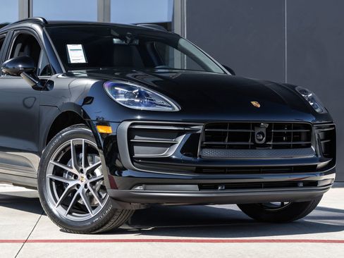 Certified 2026 Porsche Macan AWD/4WD image 9