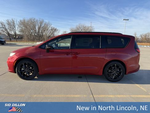 New 2026 Chrysler Pacifica Select image 2
