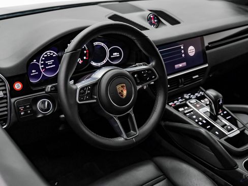 Used 2022 Porsche Cayenne w/ Premium Package image 34
