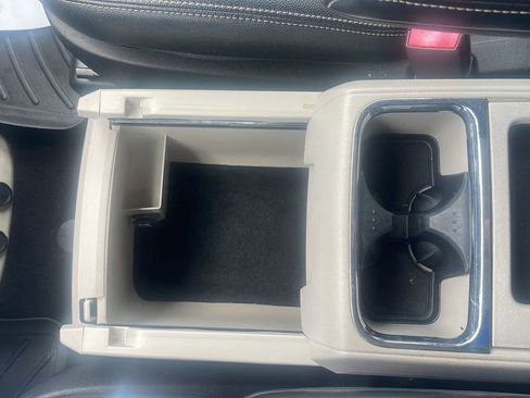 Used 2013 Chrysler Town & Country Touring FWD image 18