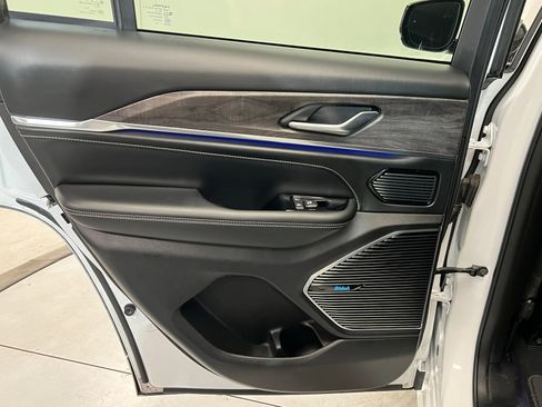 Certified 2022 Jeep Grand Cherokee Overland image 18