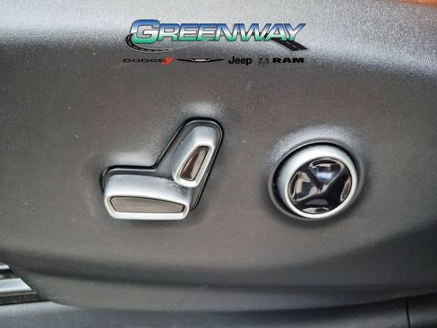 Used 2024 Chrysler Pacifica Pinnacle FWD image 9