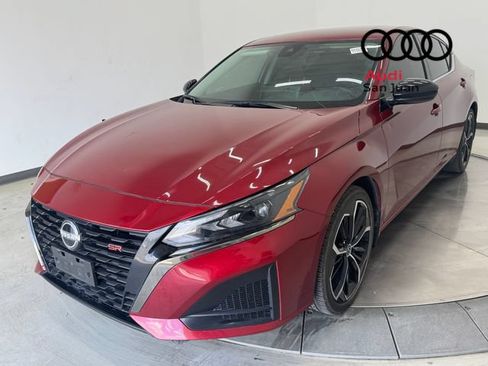 Used 2023 Nissan Altima 2.5 SR w/ SR Premium Package FWD image 3