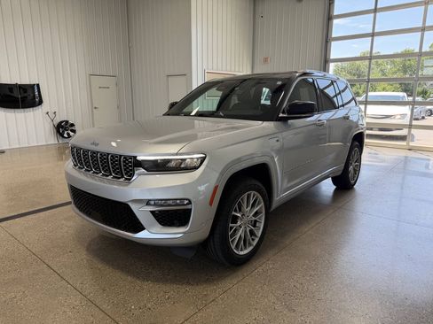 Used 2022 Jeep Grand Cherokee Summit w/ Luxury Tech Group V AWD/4WD image 16