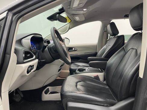 Used 2022 Chrysler Pacifica Touring-L FWD image 18