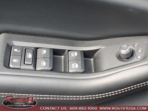 Used 2023 Jeep Grand Cherokee Limited AWD/4WD image 27