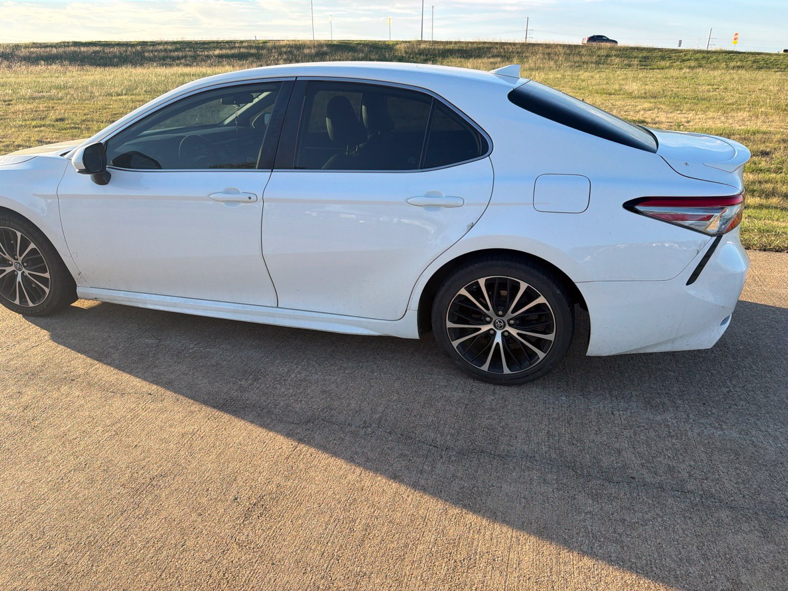 Used 2019 Toyota Camry SE FWD image 4