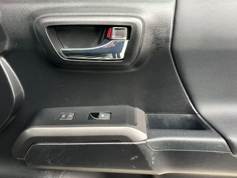 Used 2022 Toyota Tacoma TRD Sport image 18