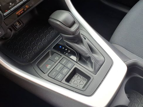 Used 2019 Toyota RAV4 LE w/ All Weather Liner Package AWD/4WD image 18