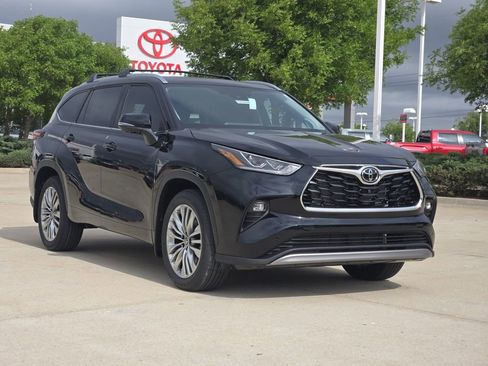 New 2026 Toyota Highlander Platinum AWD/4WD image 2