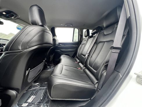 Used 2023 Jeep Grand Cherokee Limited AWD/4WD image 33