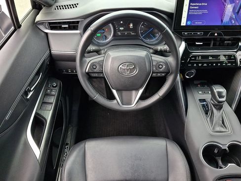 Used 2023 Toyota Venza XLE AWD/4WD image 13
