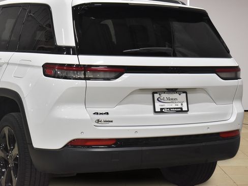 Used 2023 Jeep Grand Cherokee Altitude AWD/4WD image 34
