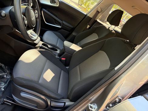 Used 2025 Kia Soul LX w/ LX Technology Package image 31
