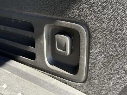 Used 2023 Chevrolet Traverse LT FWD image 9