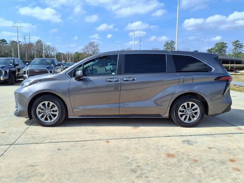 Certified 2021 Toyota Sienna XLE image 8