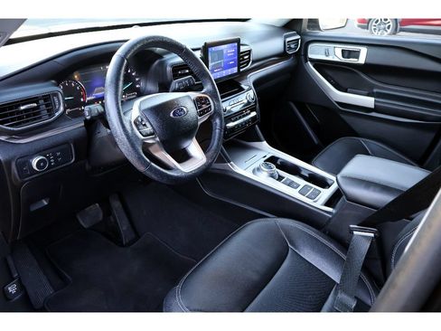 Used 2022 Ford Explorer Limited w/ Equipment Group 301A RWD image 3