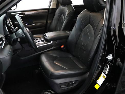 Used 2022 Toyota Highlander Platinum AWD/4WD image 2
