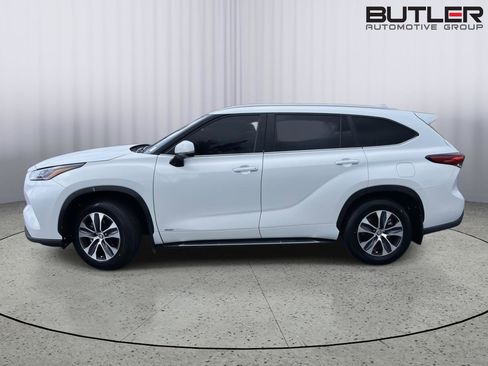 Used 2023 Toyota Highlander XLE AWD/4WD image 2