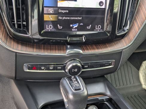 Used 2021 Volvo XC60 T5 Momentum w/ Advanced Package AWD/4WD image 14
