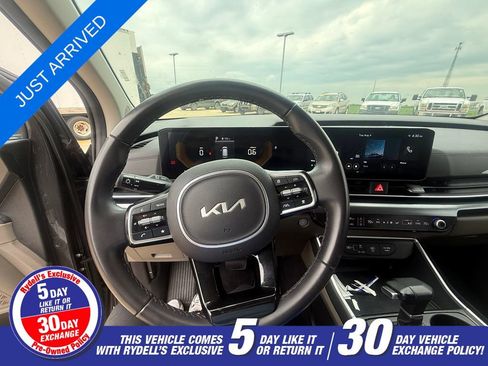Used 2025 Kia Carnival FWD image 14