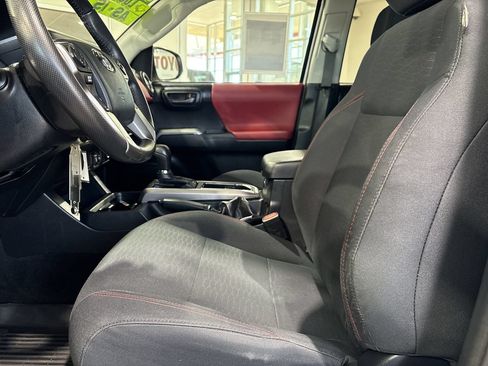 Used 2019 Toyota Tacoma SR5 AWD/4WD image 11