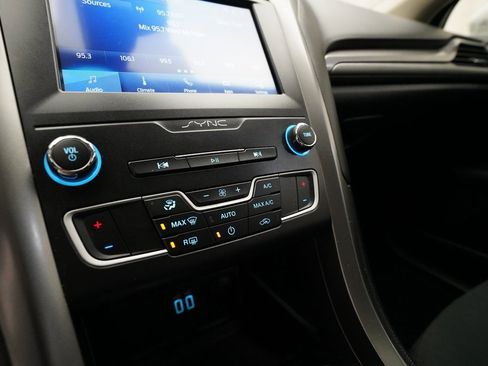 Used 2020 Ford Fusion SE image 20