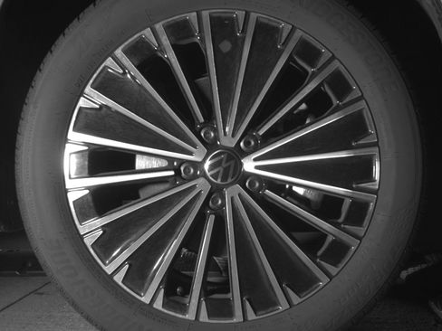 Used 2025 Volkswagen Taos SE image 13