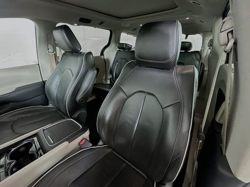Used 2023 Chrysler Pacifica Limited FWD image 21