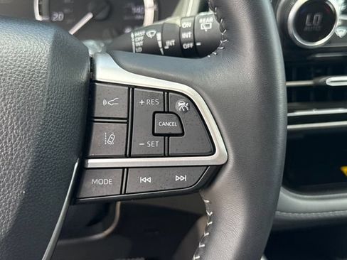 Used 2025 Toyota Highlander XLE FWD image 18