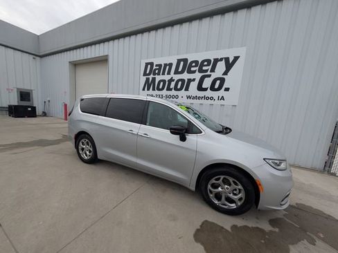 Used 2024 Chrysler Pacifica Limited image 30