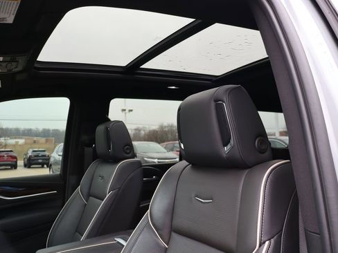Used 2024 Cadillac Escalade Premium Luxury image 33