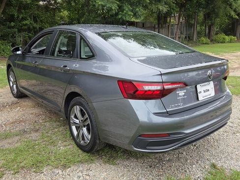 Used 2024 Volkswagen Jetta SE FWD image 9
