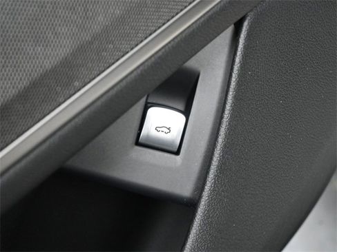 Used 2022 BMW 740i xDrive w/ M Sport Package image 21