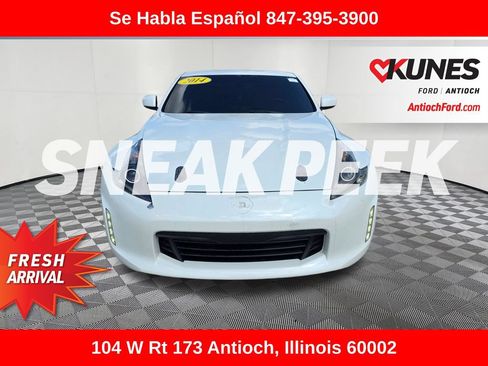 Used 2014 Nissan 370Z Touring RWD image 2