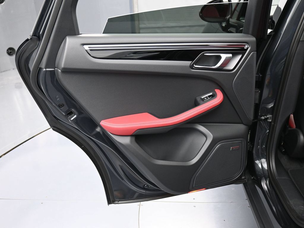 Certified 2026 Porsche Macan AWD/4WD image 23