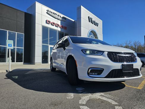 New 2026 Chrysler Pacifica Select image 2