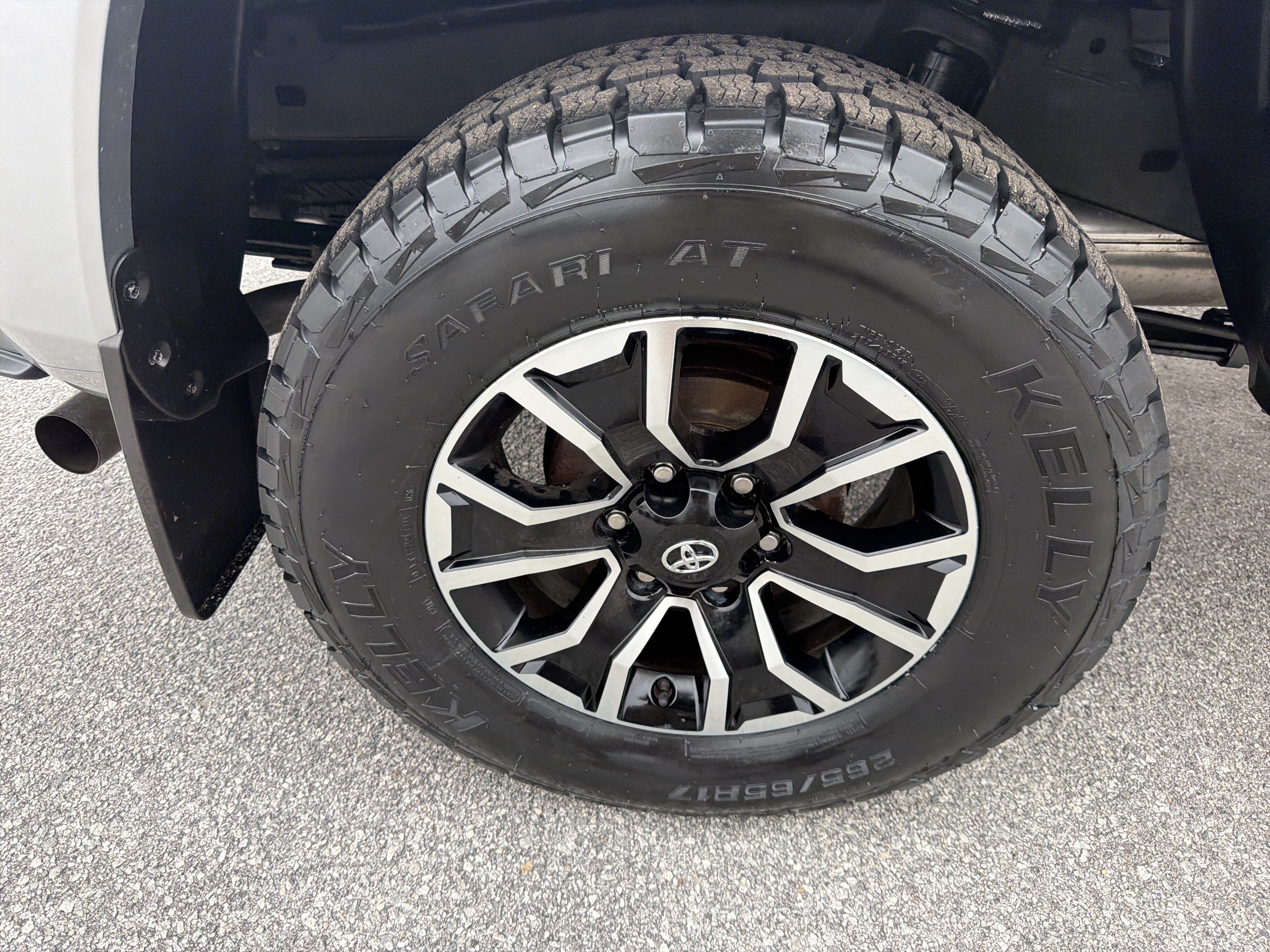 Used 2022 Toyota Tacoma TRD Sport w/ TRD Premium Sport Package AWD/4WD image 18