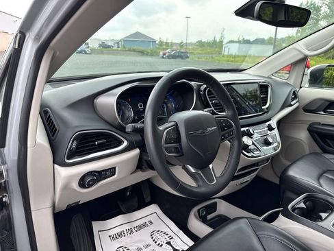 Used 2023 Chrysler Pacifica Touring-L FWD image 23