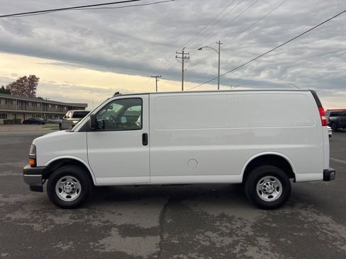Used 2024 Chevrolet Express 2500 w/ Driver Convenience Package image 9