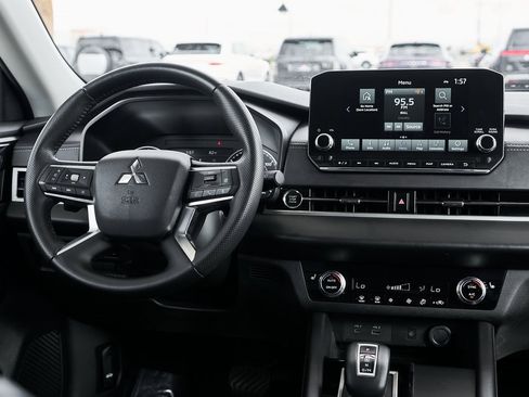 Used 2024 Mitsubishi Outlander SE image 34