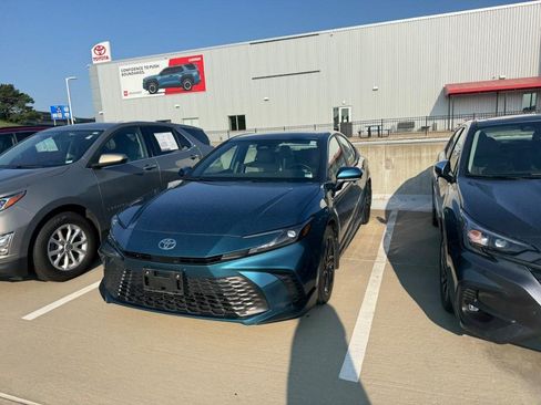 Used 2025 Toyota Camry SE FWD image 5