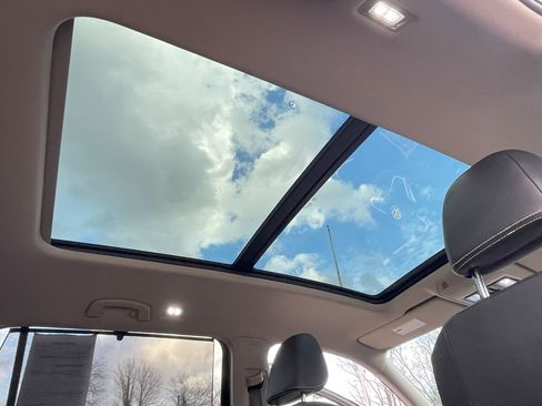 Used 2024 Volkswagen Atlas SE w/ Panoramic Sunroof Package image 15