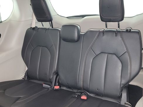 Used 2020 Chrysler Pacifica Touring-L image 13