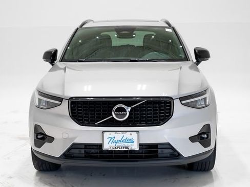 Used 2023 Volvo XC40 B5 Plus AWD/4WD image 4