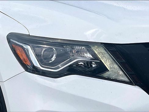 Used 2018 Nissan Pathfinder SV AWD/4WD image 29
