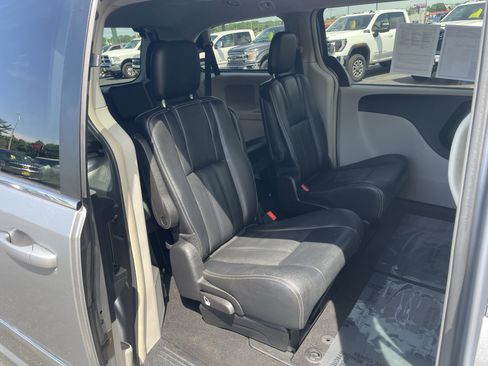 Used 2016 Chrysler Town & Country Touring FWD image 28