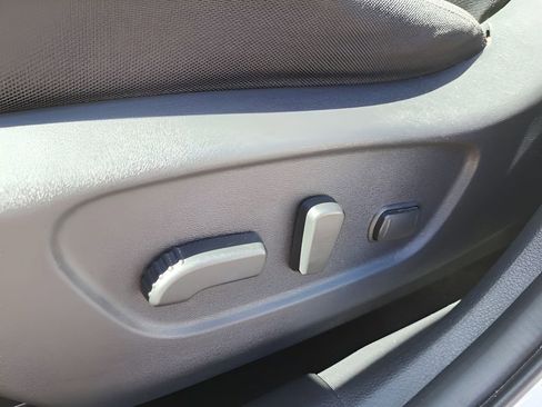 Used 2018 Nissan Rogue SV image 15